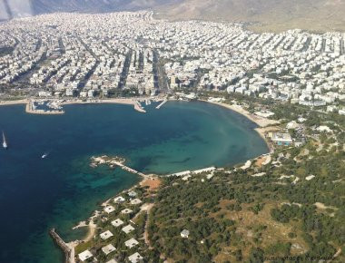 Έπεσαν οι πρώτες υπογραφές για παραχώρηση του παραλιακού μετώπου στον δήμο Βάρης-Βούλας-Βουλιαγμένης